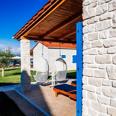 Willa Dalmatian Pearls *